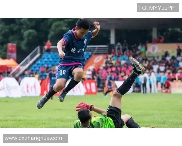 从踢饮料罐到绿茵场英雄:足球巨星的成长之路 从踢饮料罐到绿茵场英雄:足球巨星的成长之路